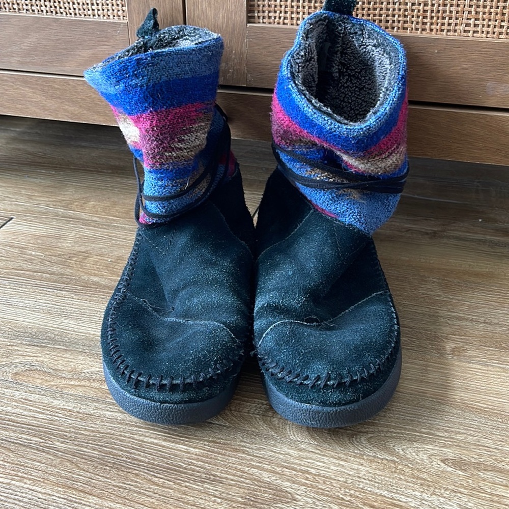 Toms moccasin boots
